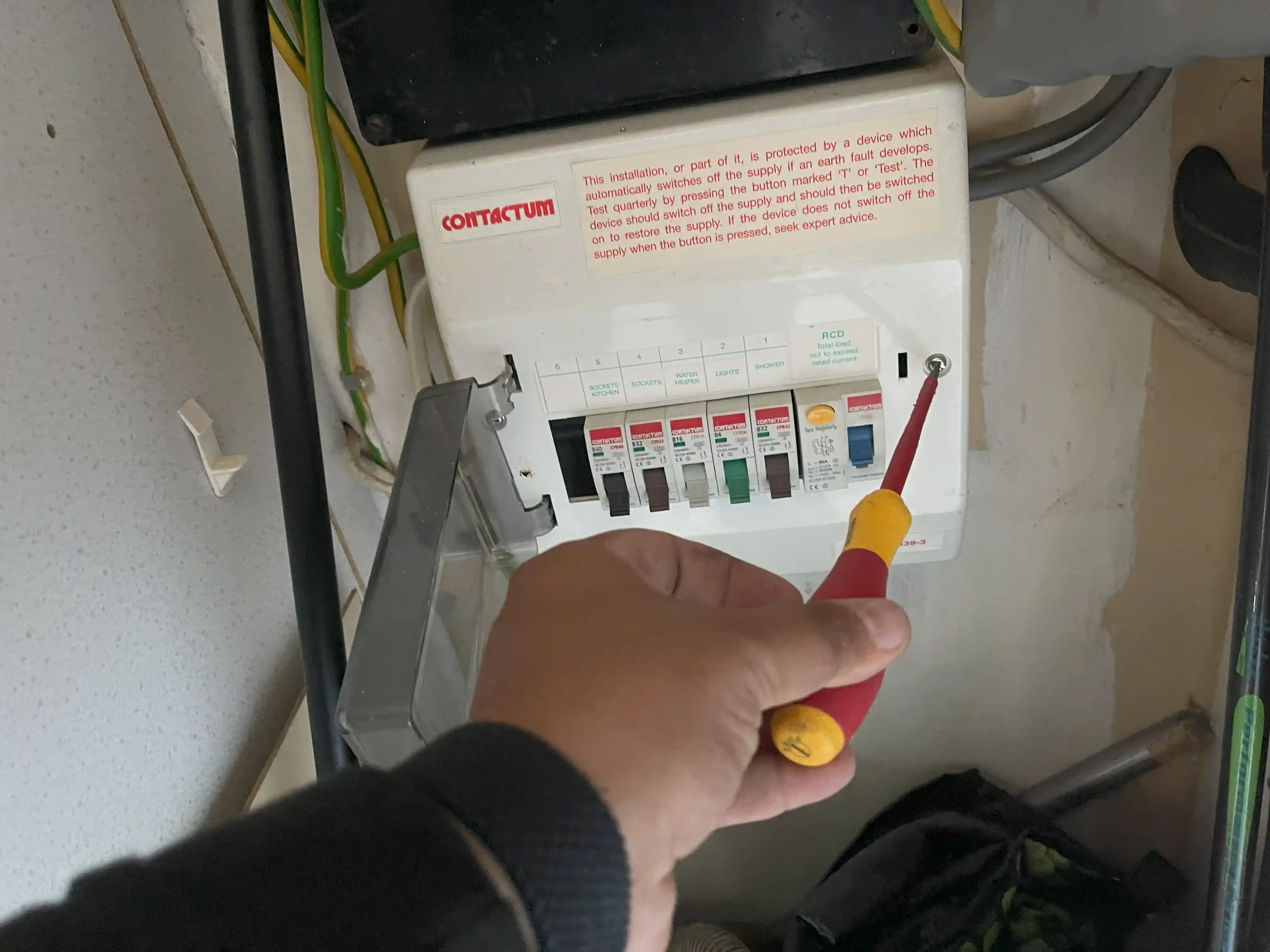 24 Hours Emergency Electrician near Wokingham